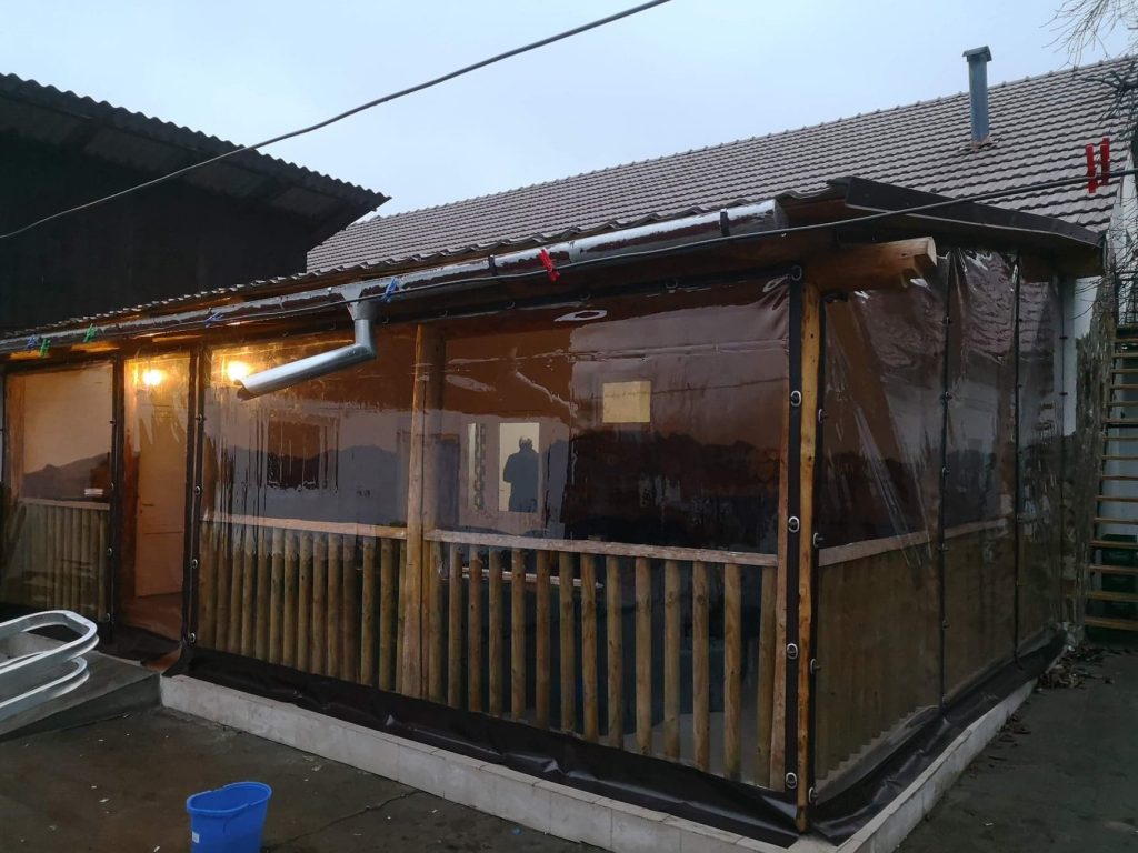Sisteme de închidere a teraselor cu folie transparentă